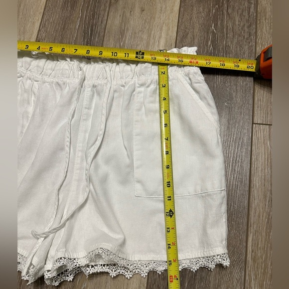 🛍️.Lace trimmed white 3 inches shorts with excellent condition. - Picture 5 of 7